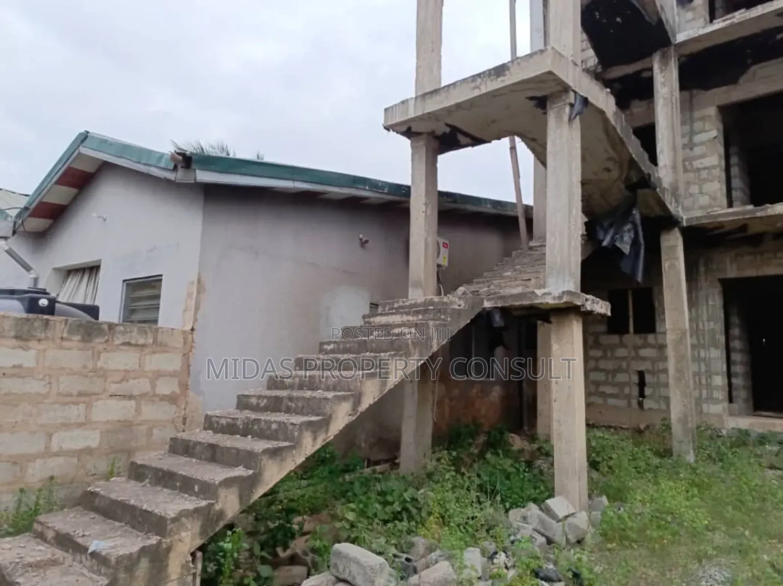 8bdrm Apartment in School Junction, Ashaley Botwe for sale