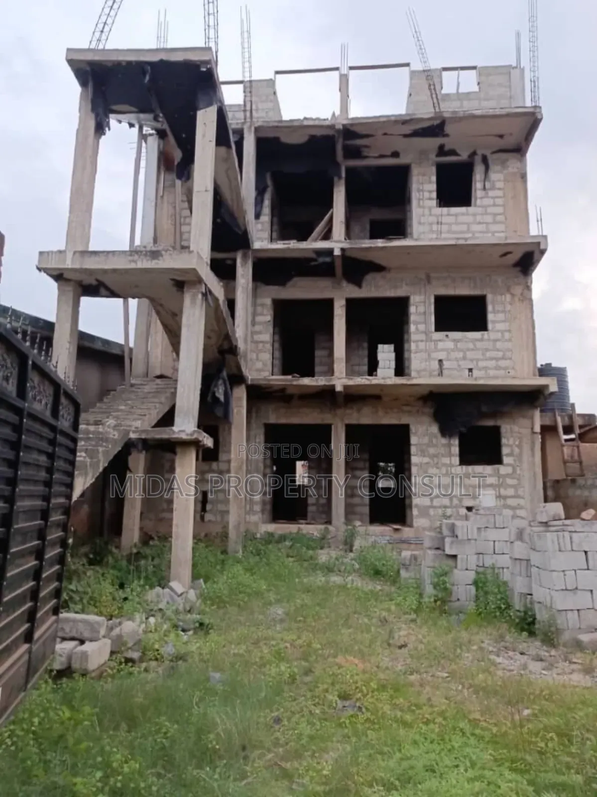 8bdrm Apartment in School Junction, Ashaley Botwe for sale