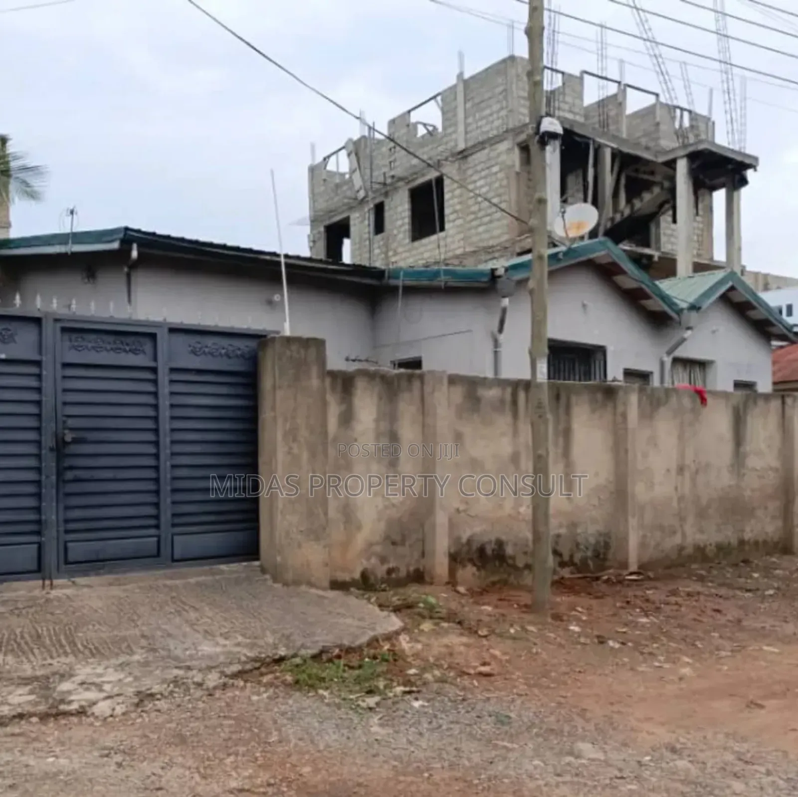 8bdrm Apartment in School Junction, Ashaley Botwe for sale