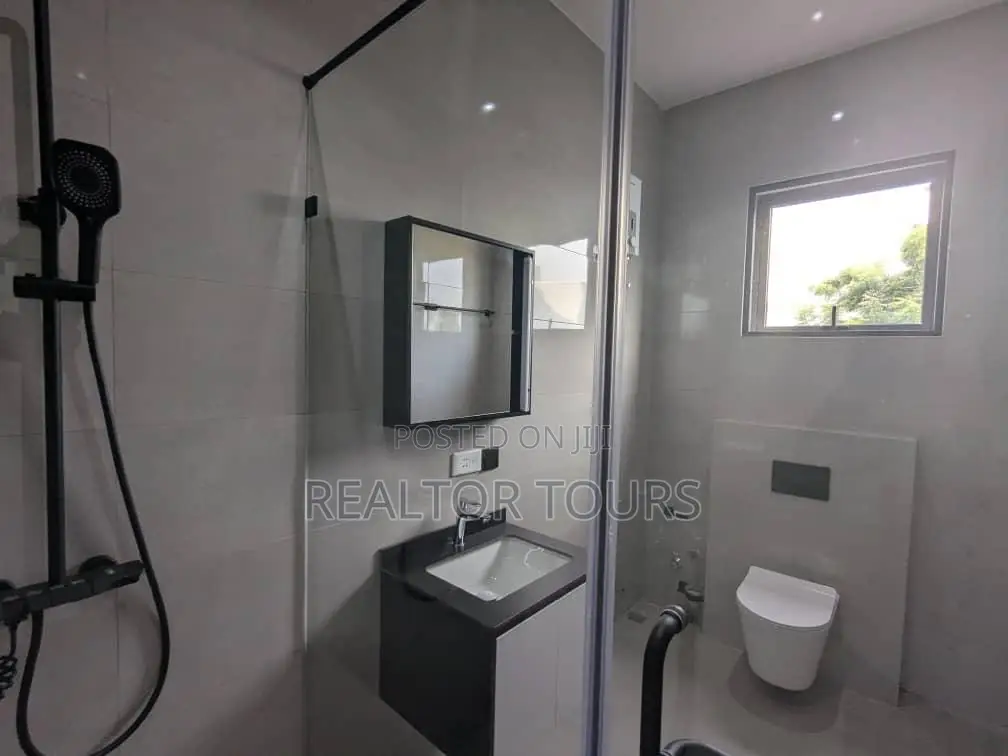 4bdrm Townhouse / Terrace in Cantonments for rent
