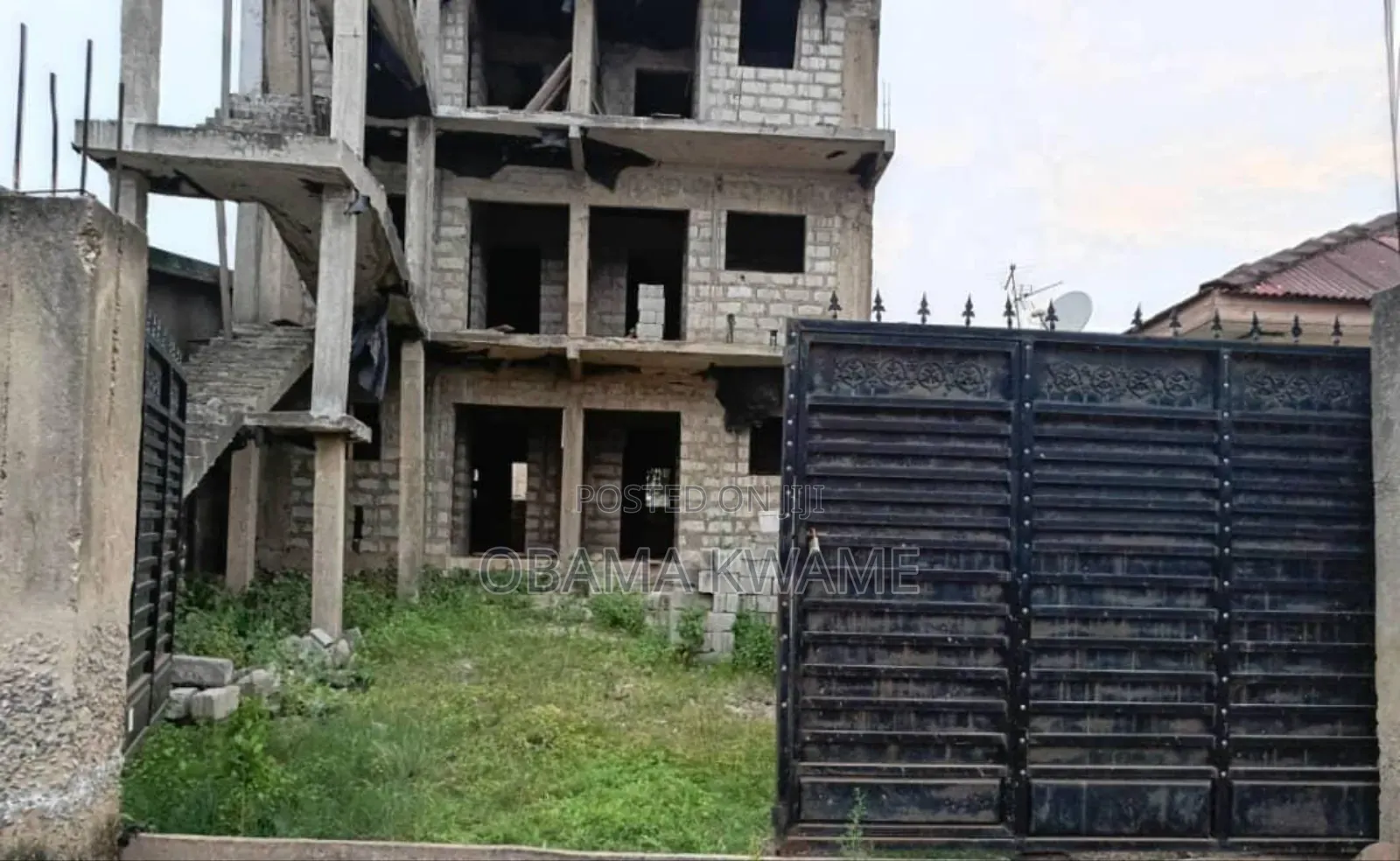 8bdrm Apartment in Laryea Homes, School Junction for sale