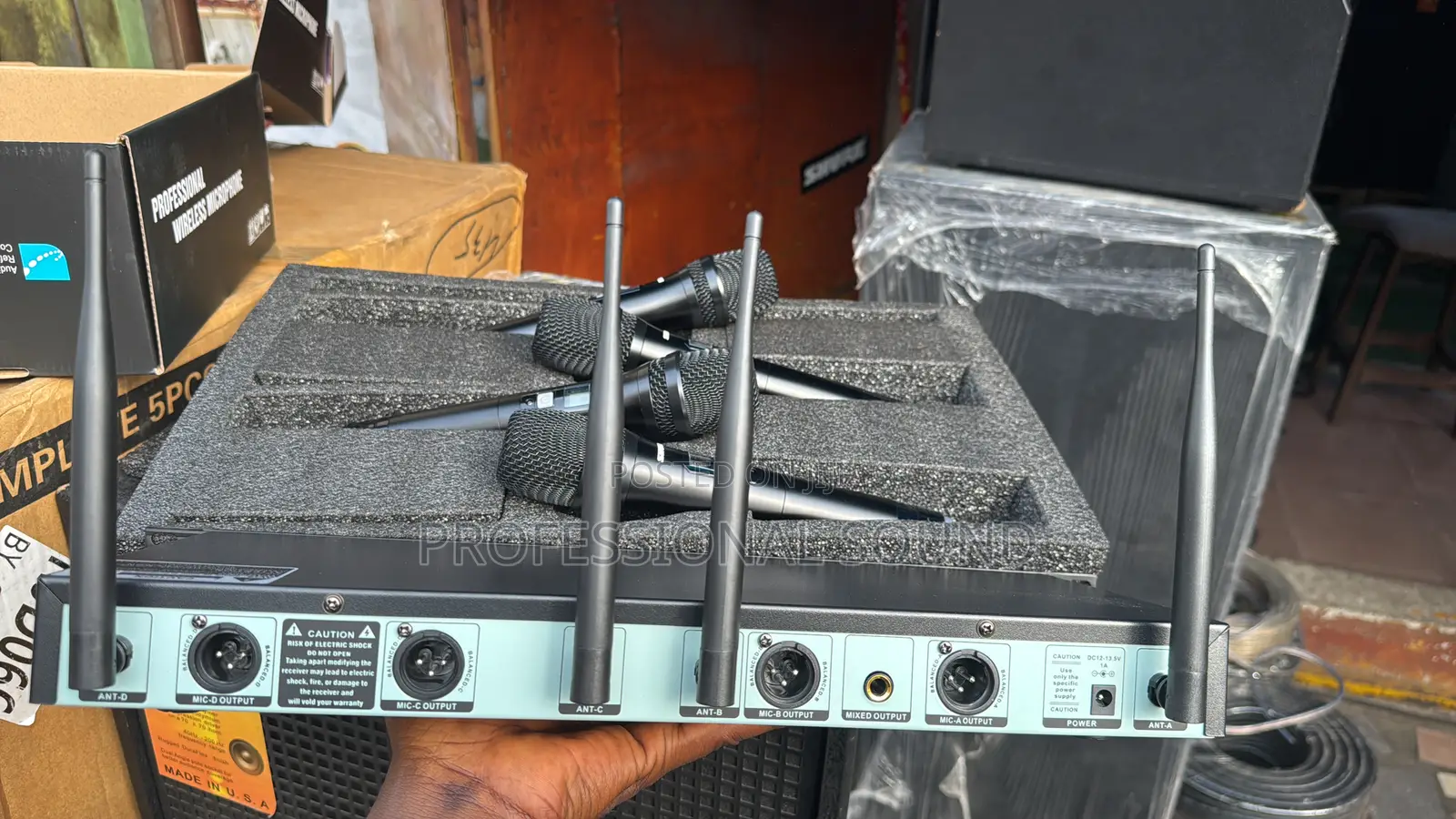 Shure Am-401 4-Channel Uhf Professional Wireless Microphone System
