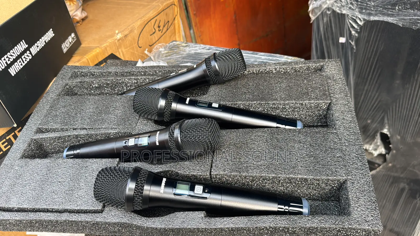 Shure Am-401 4-Channel Uhf Professional Wireless Microphone System