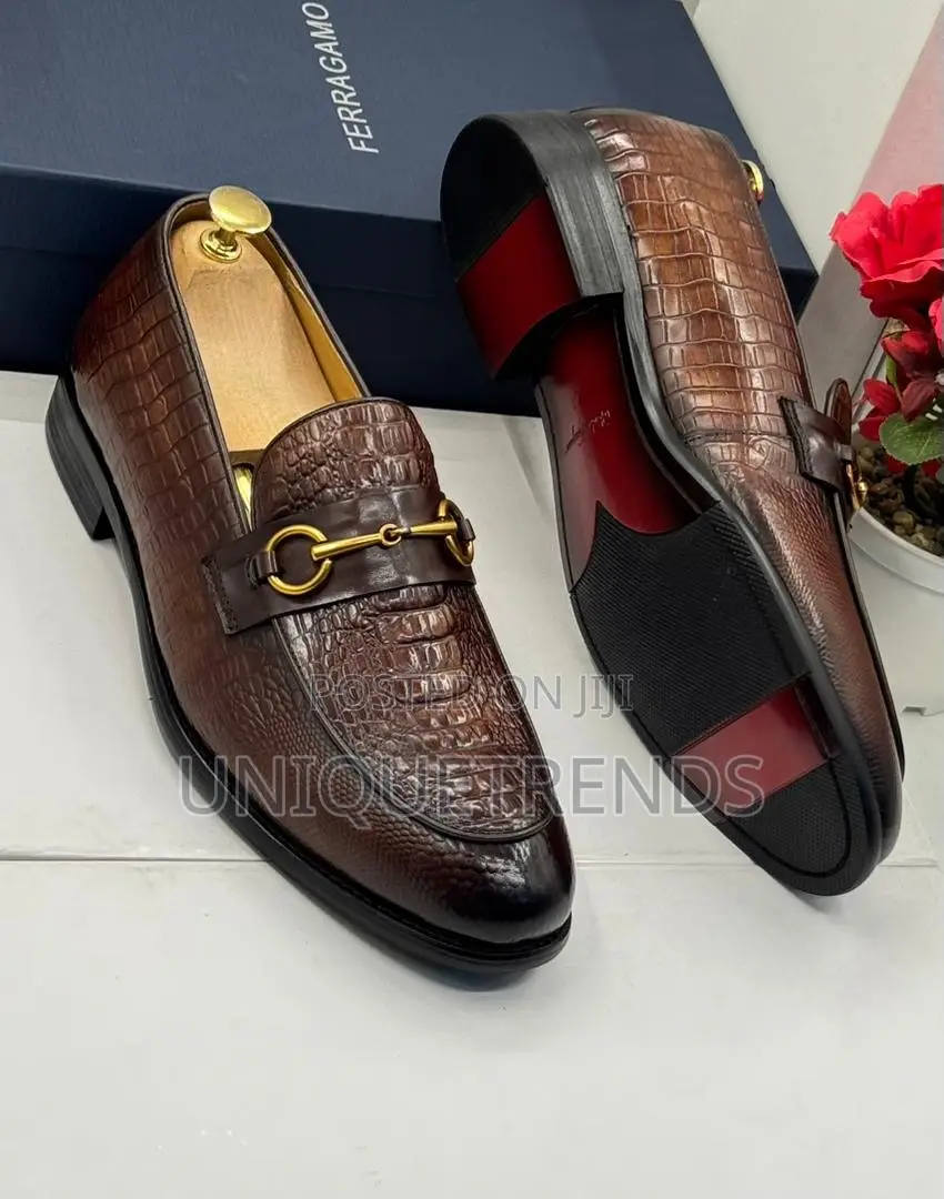Ferragamo Crocodile-Pattern Leather Shoes. (Brown)