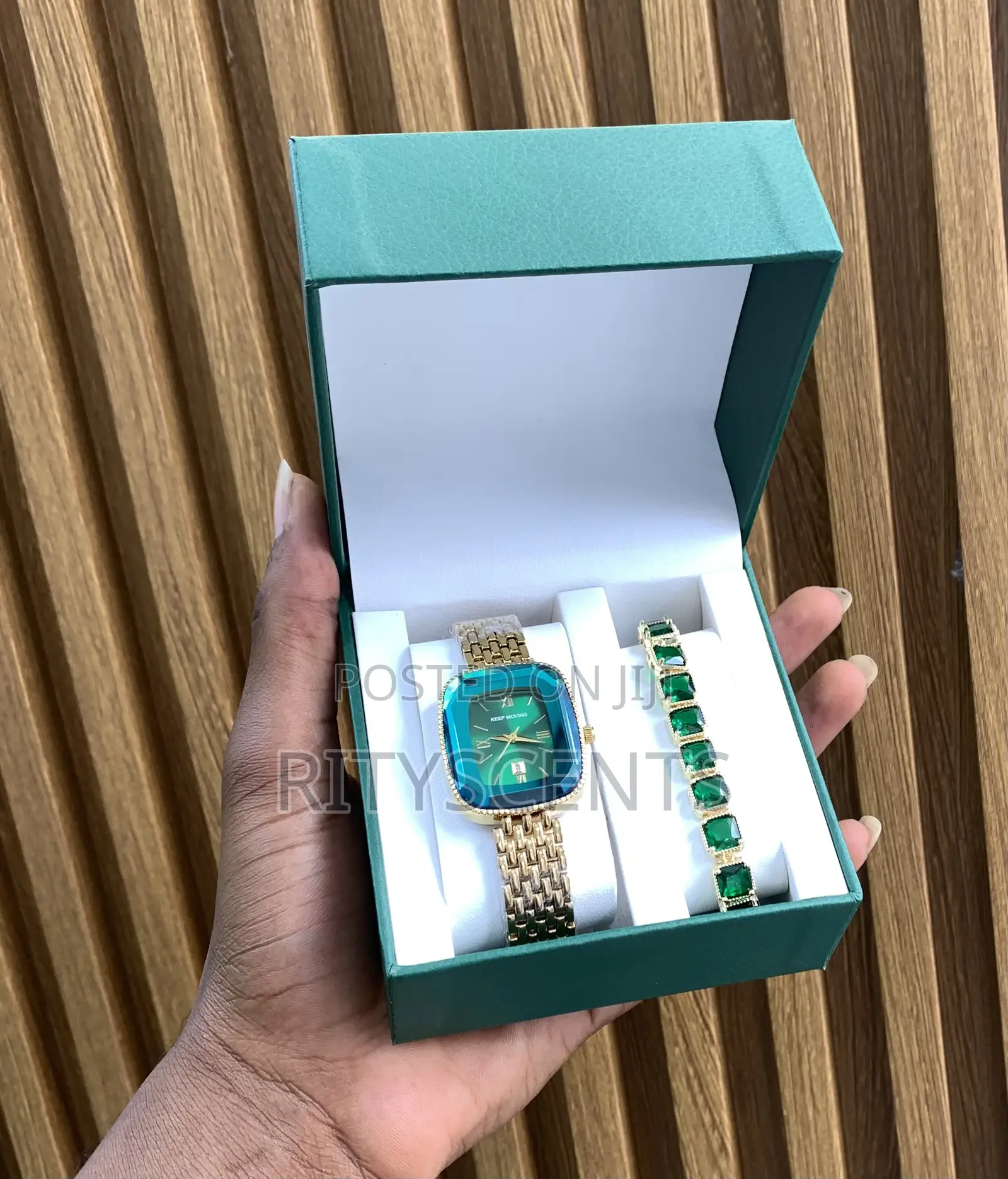 Emerald Green Ladies Watch With Bracelet.