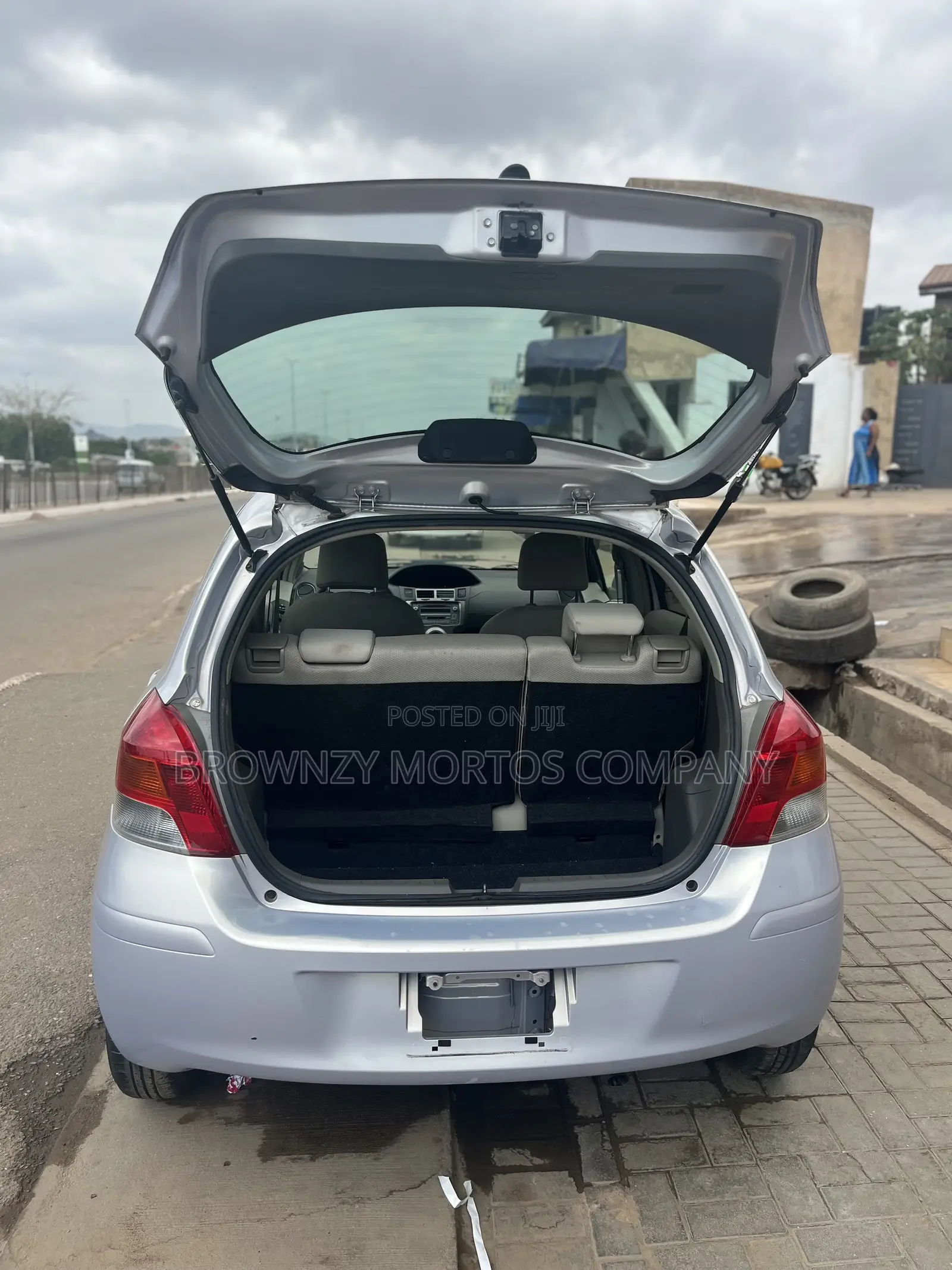 Toyota Vitz 2010 Silver