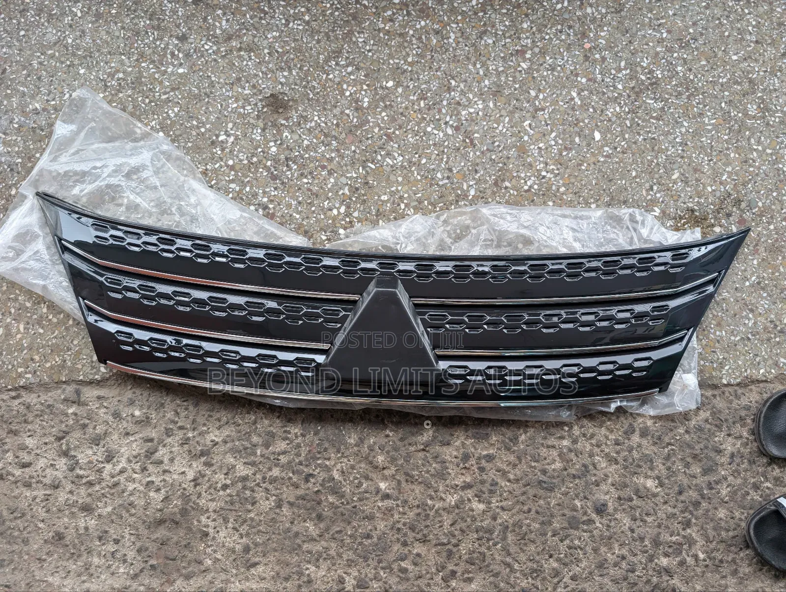 Mitsubishi Outlander 2022,2023,2024 Outlander Top Grille / Front Shell