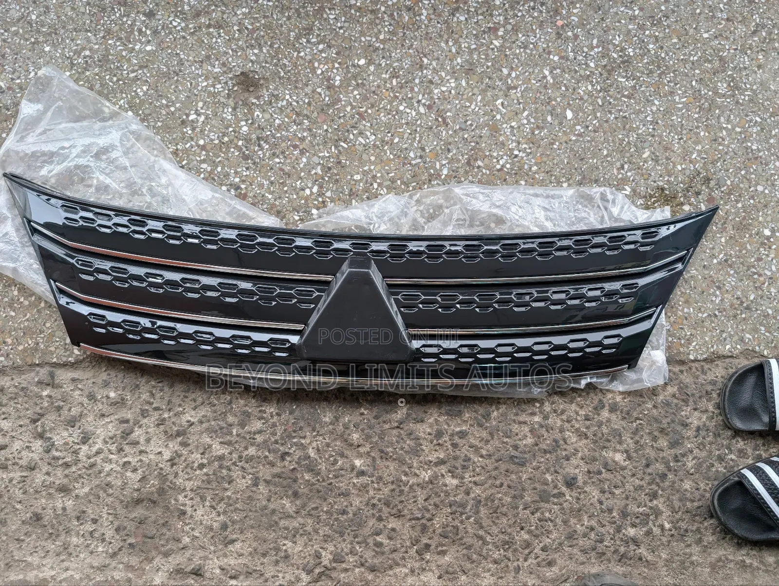 Mitsubishi Outlander 2022,2023,2024 Outlander Top Grille / Front Shell