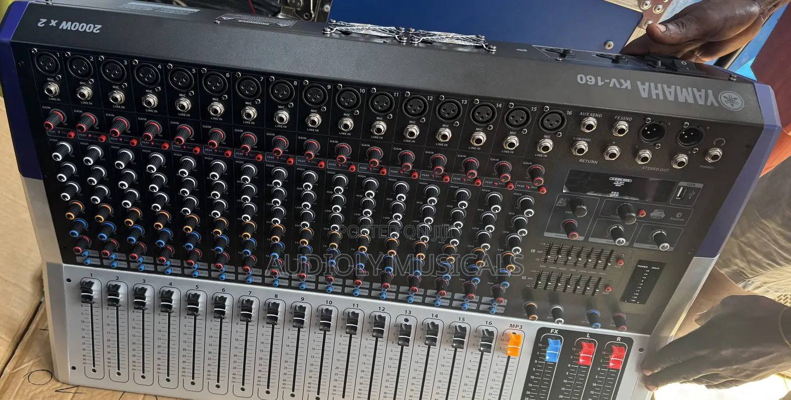 Powered Mixer 16-Channel Yamaha Kv