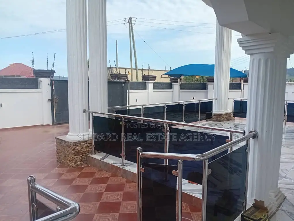 7bdrm House in Pokuase for sale