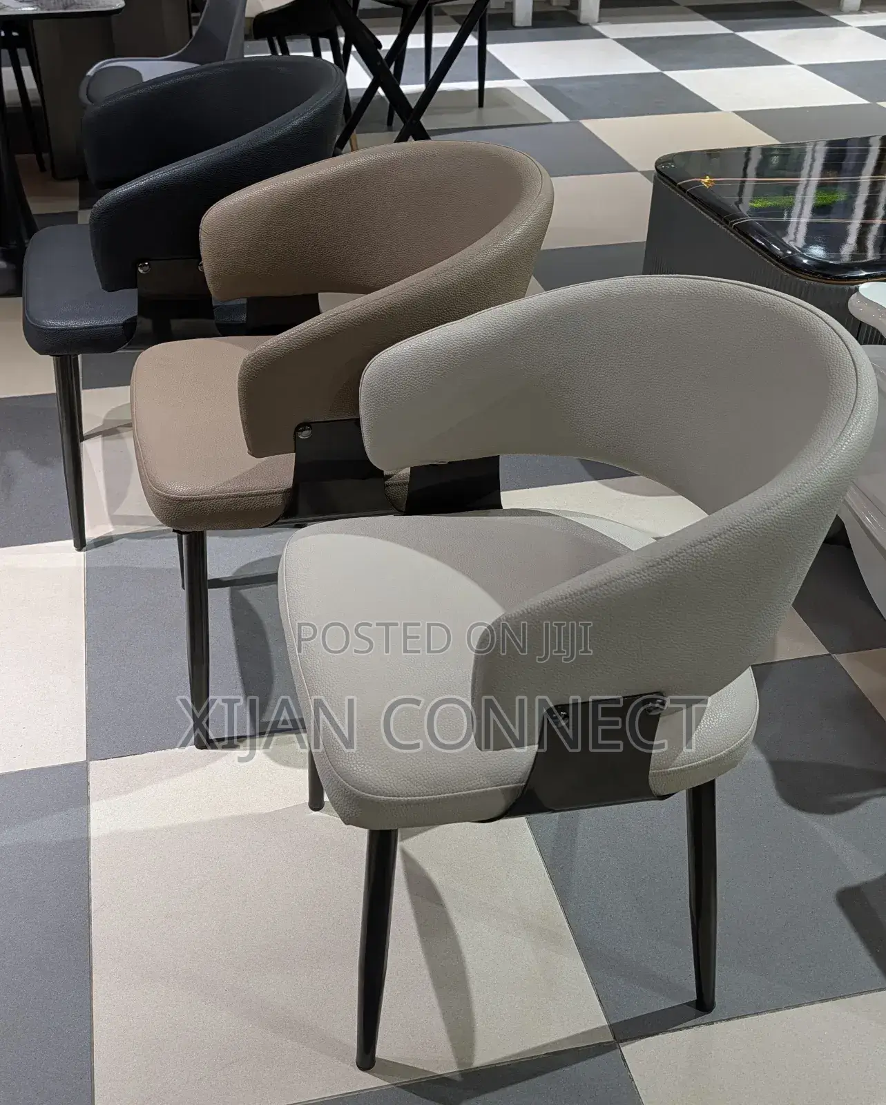 Luxury Curved Dining Chairs – Premium Leatherette Metal Leg Design