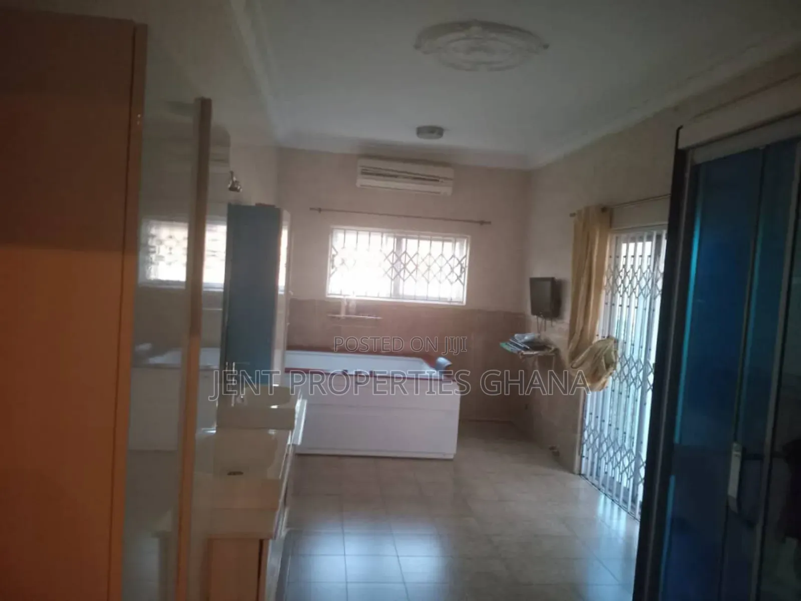 6bdrm House in Accra Metropolitan for sale