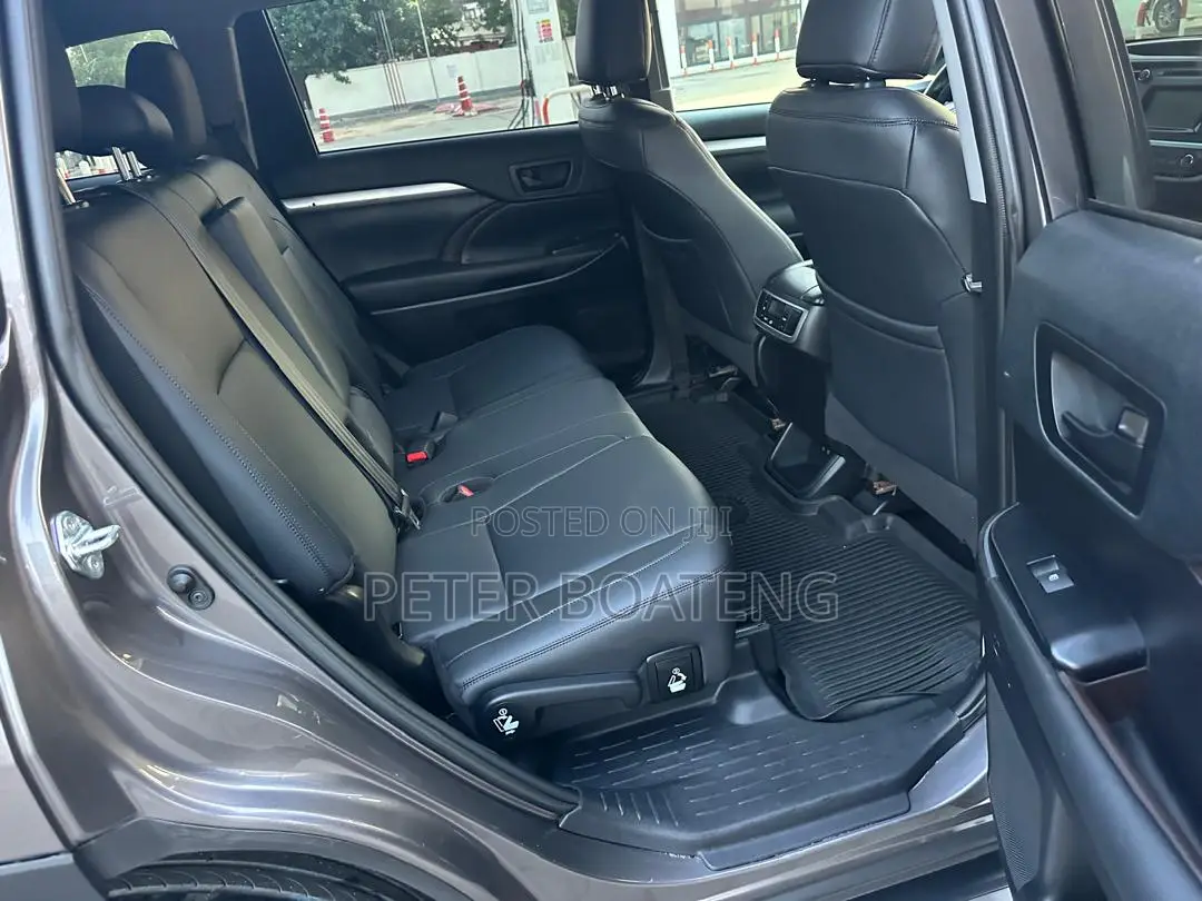 Toyota Highlander LE 2019 Gray