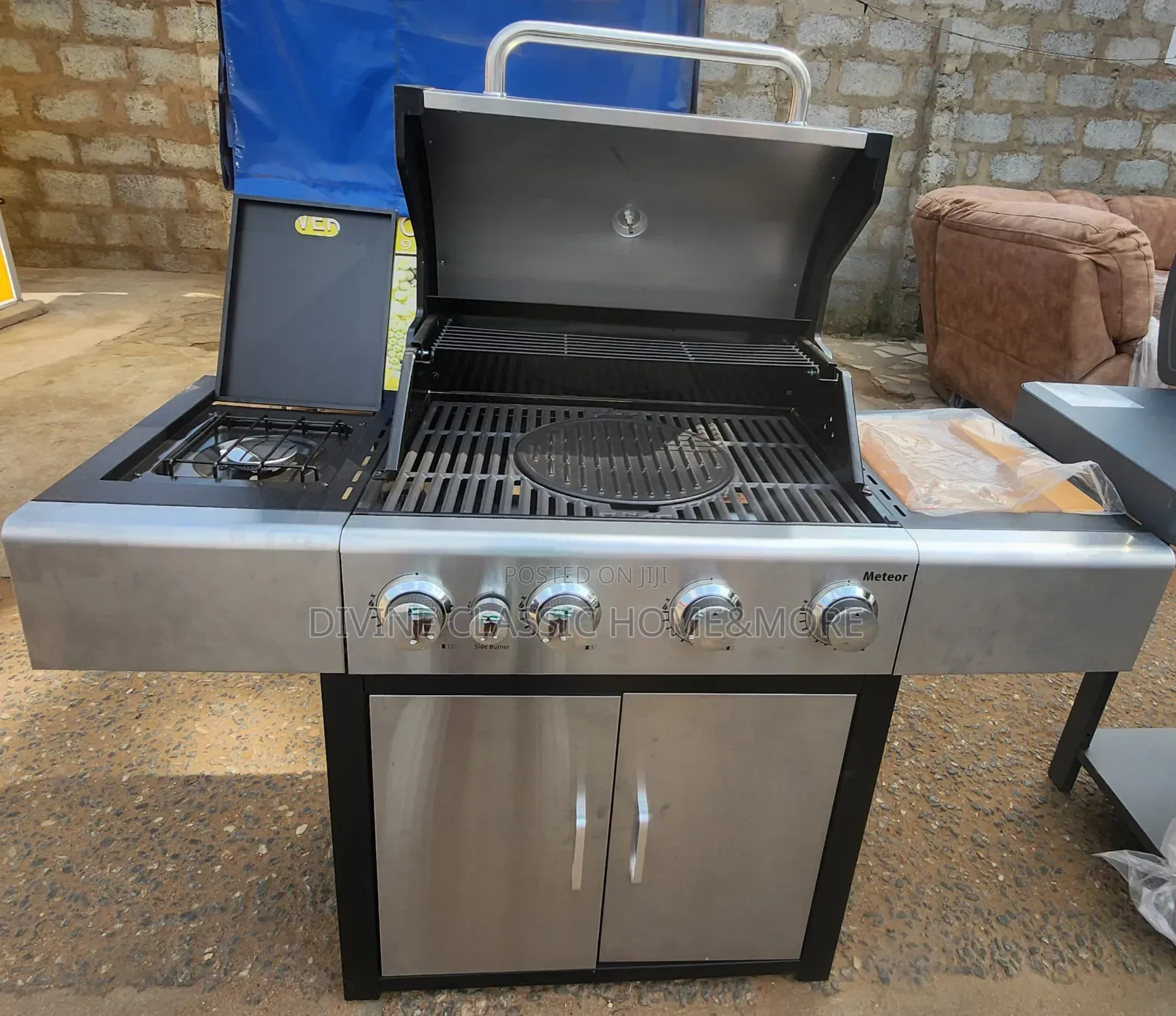 Outback Meteor 4-Burner Hybrid Gas Charcoal BBQ With a Side Burner