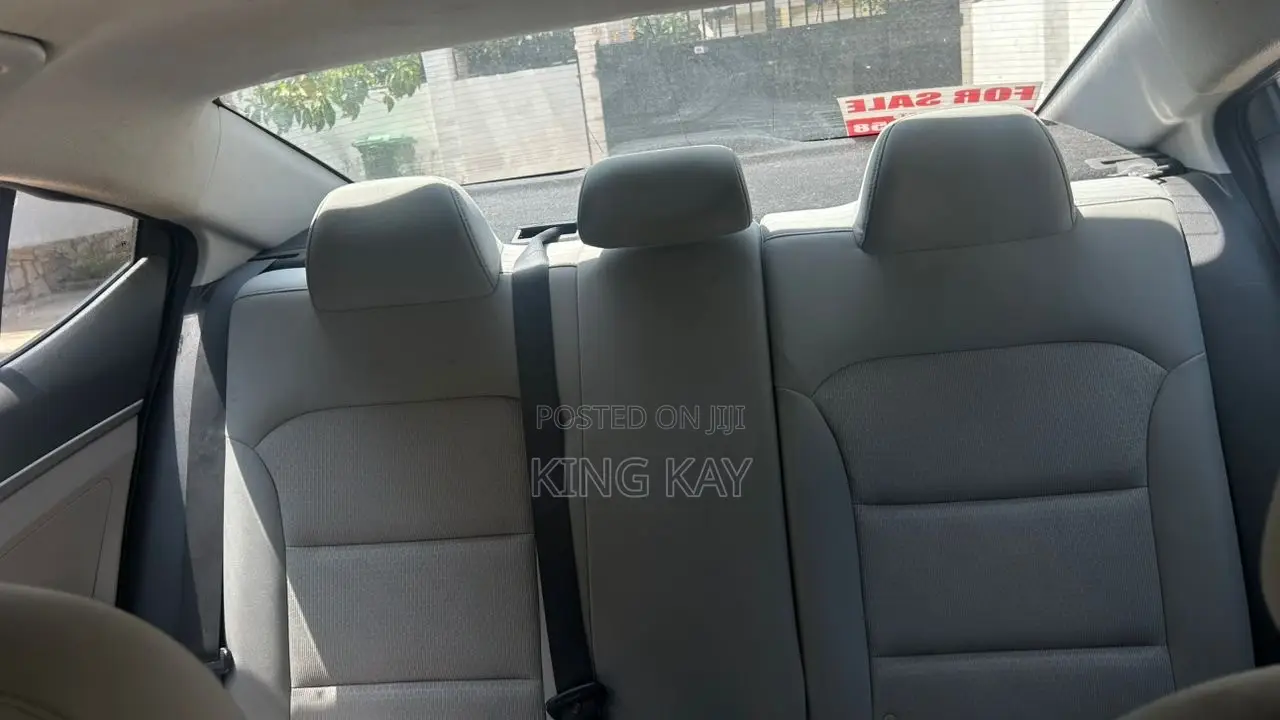 Hyundai Elantra SE Sedan FWD (2.0L 4cyl 6M) 2017 Gray