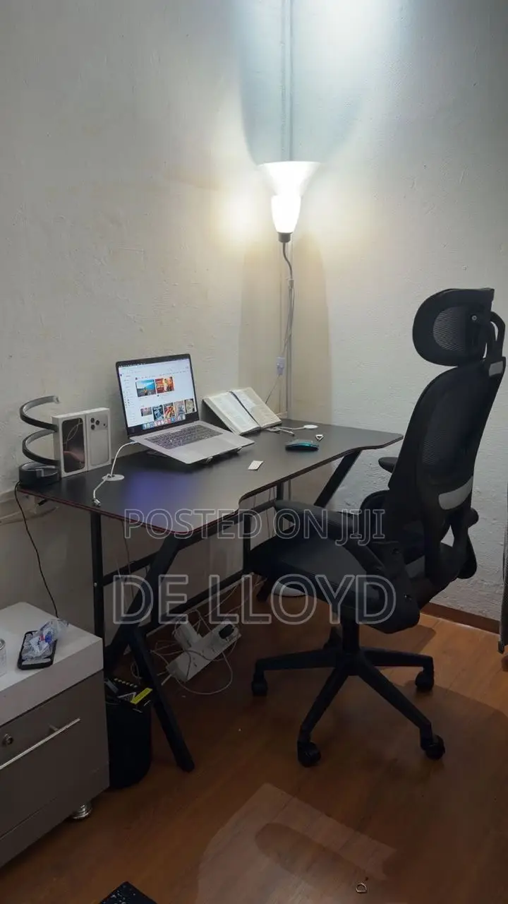 120 Cmtable and Office Chair