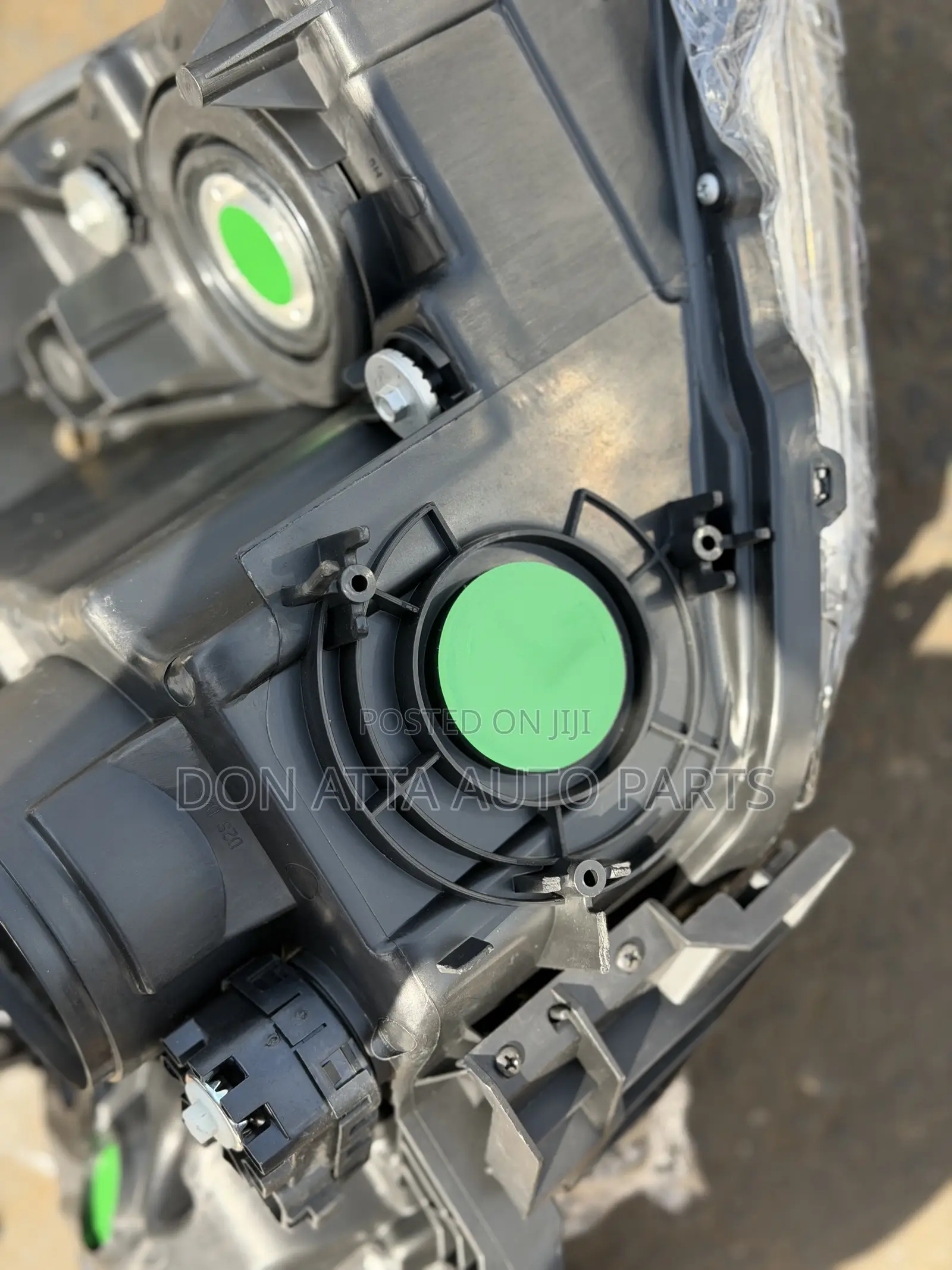 Mitsubishi Pajero 2016 Head Light Charger Type