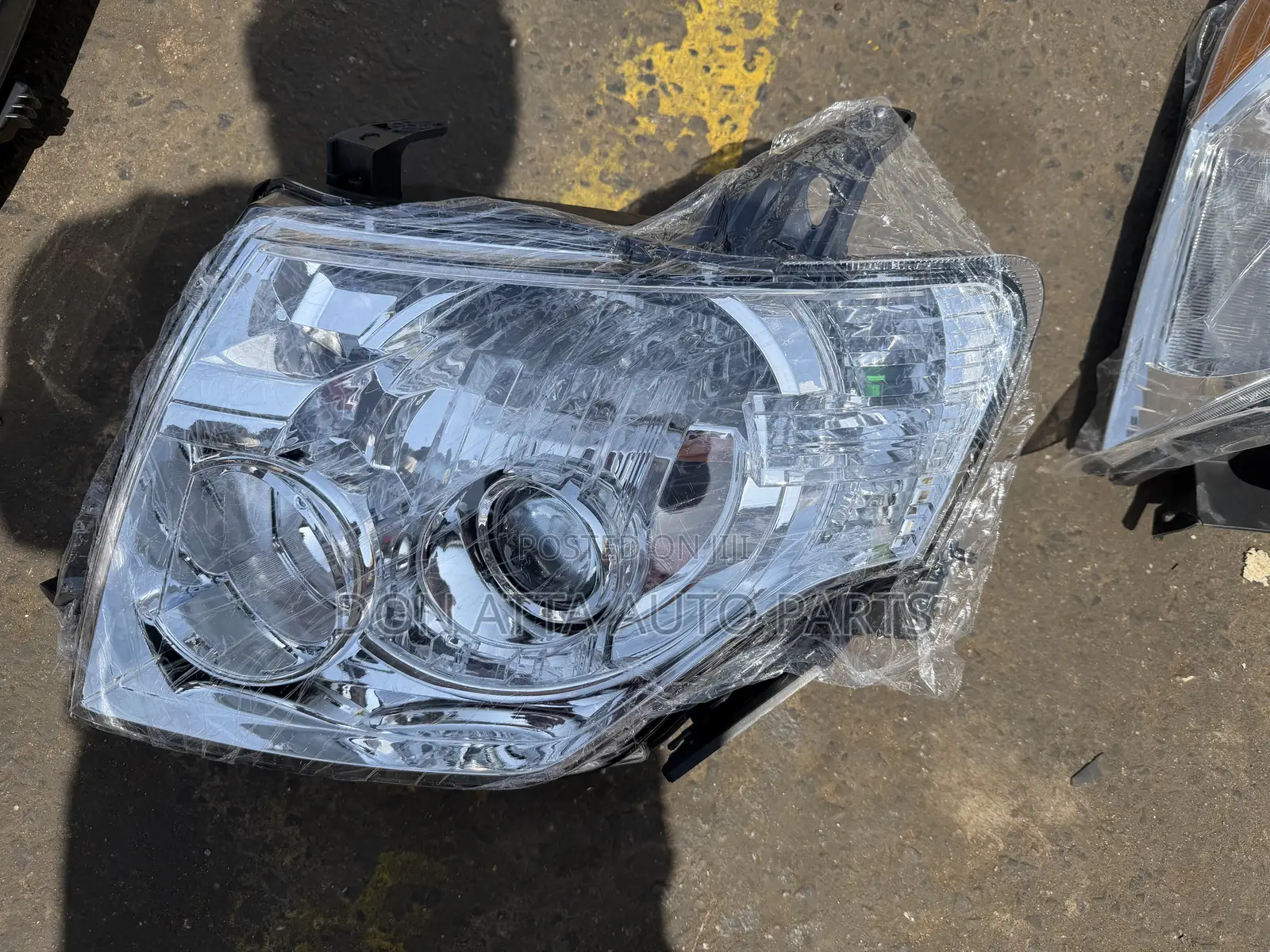 Mitsubishi Pajero 2016 Head Light Charger Type