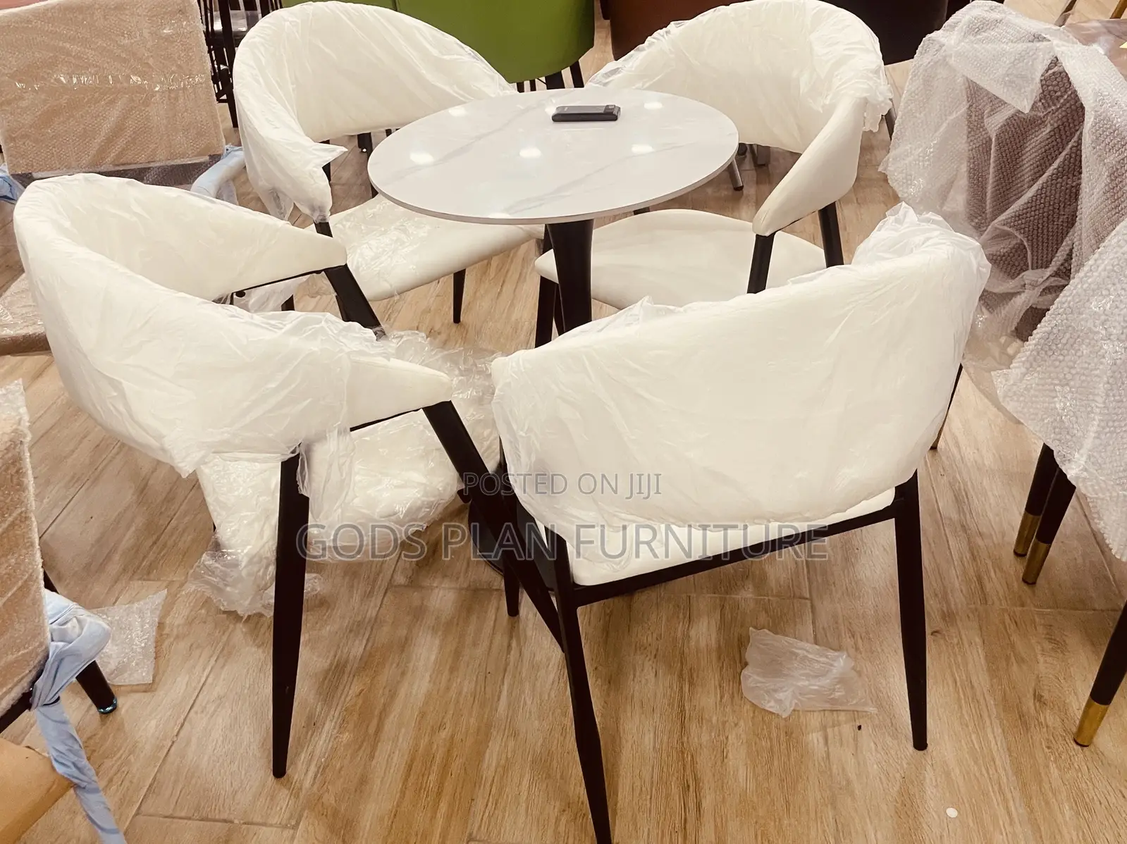 Casual Dining Table (+4)