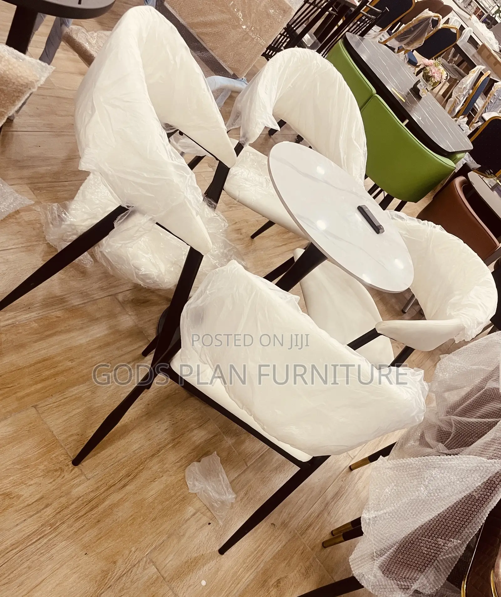 Casual Dining Table (+4)