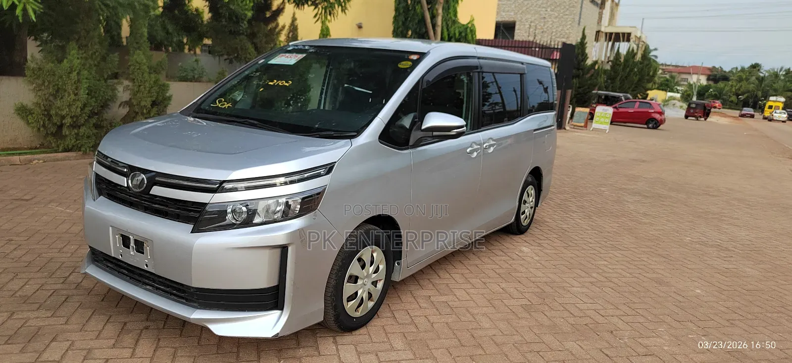 Toyota Voxy 2016 Silver