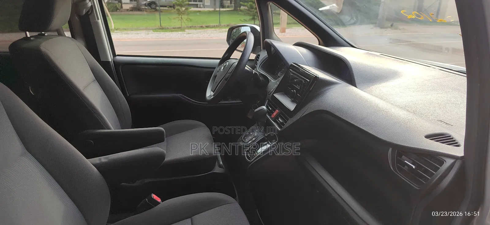 Toyota Voxy 2016 Silver