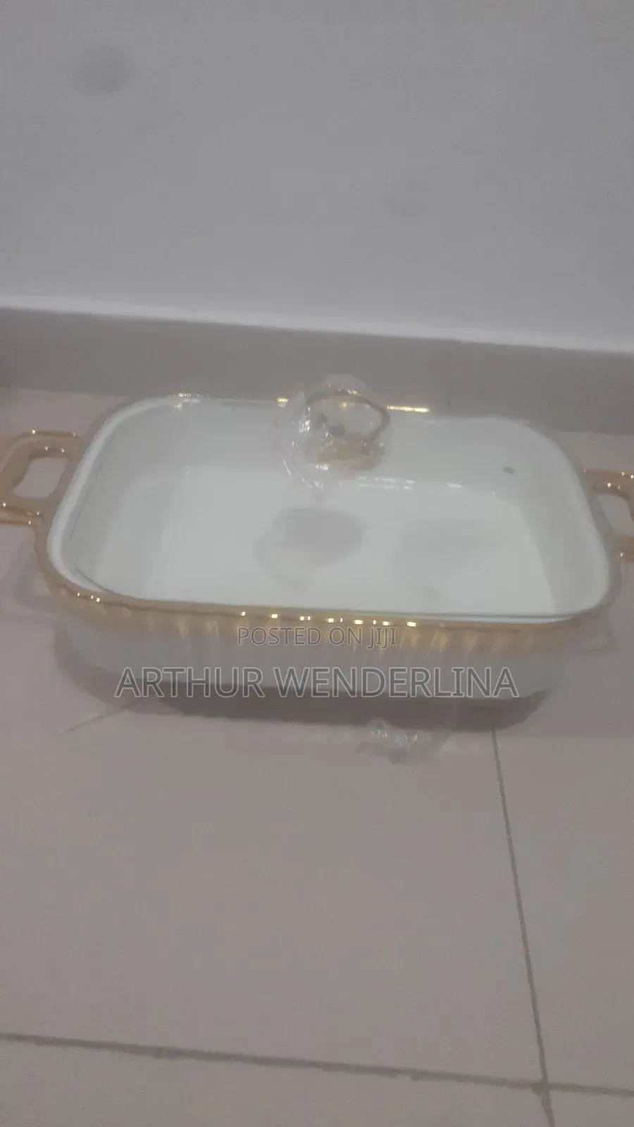 Serving Ceramic Bowl Come With A Gold Stand