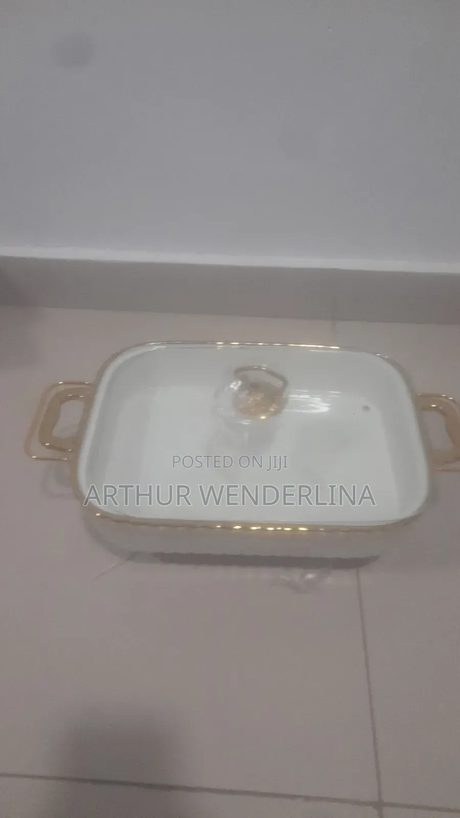 Serving Ceramic Bowl Come With A Gold Stand
