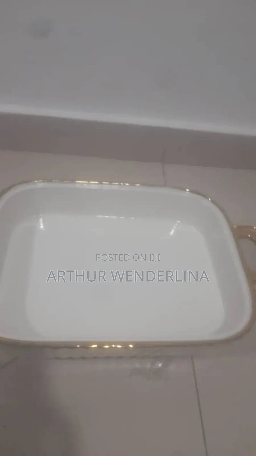 Serving Ceramic Bowl Come With A Gold Stand