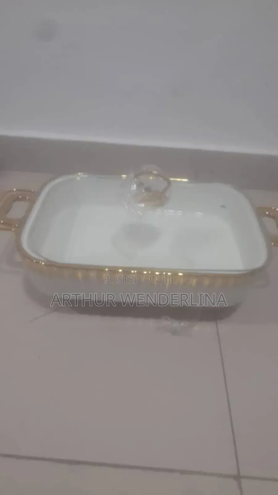 Serving Ceramic Bowl Come With A Gold Stand