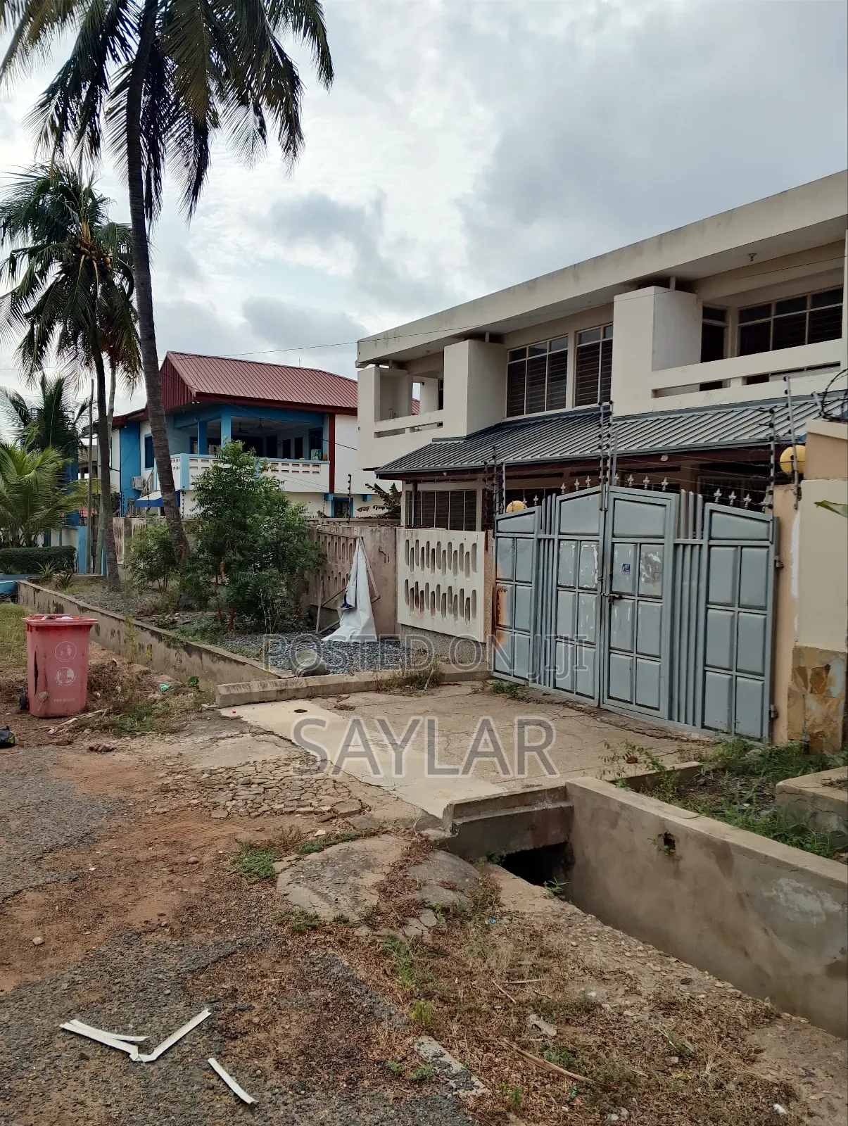 5bdrm Mansion in Enjoyy Estates, Tema Metropolitan for sale