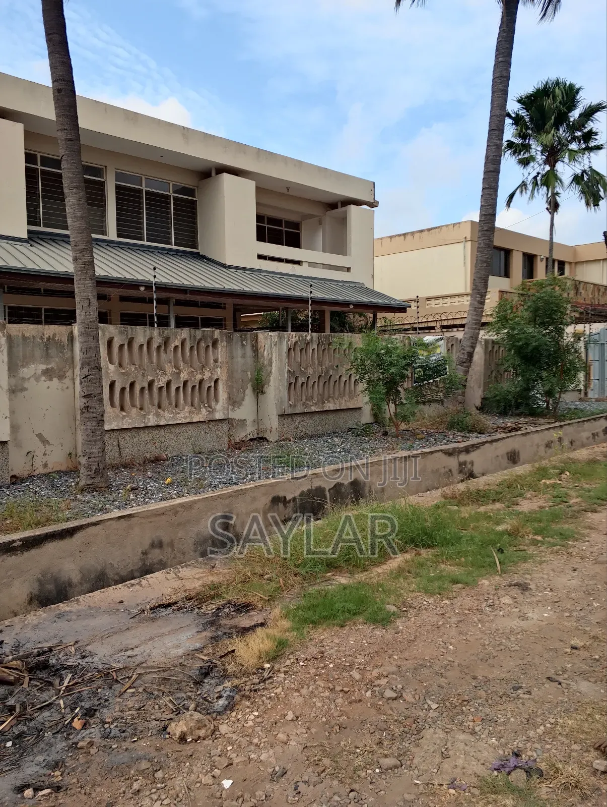 5bdrm Mansion in Enjoyy Estates, Tema Metropolitan for sale