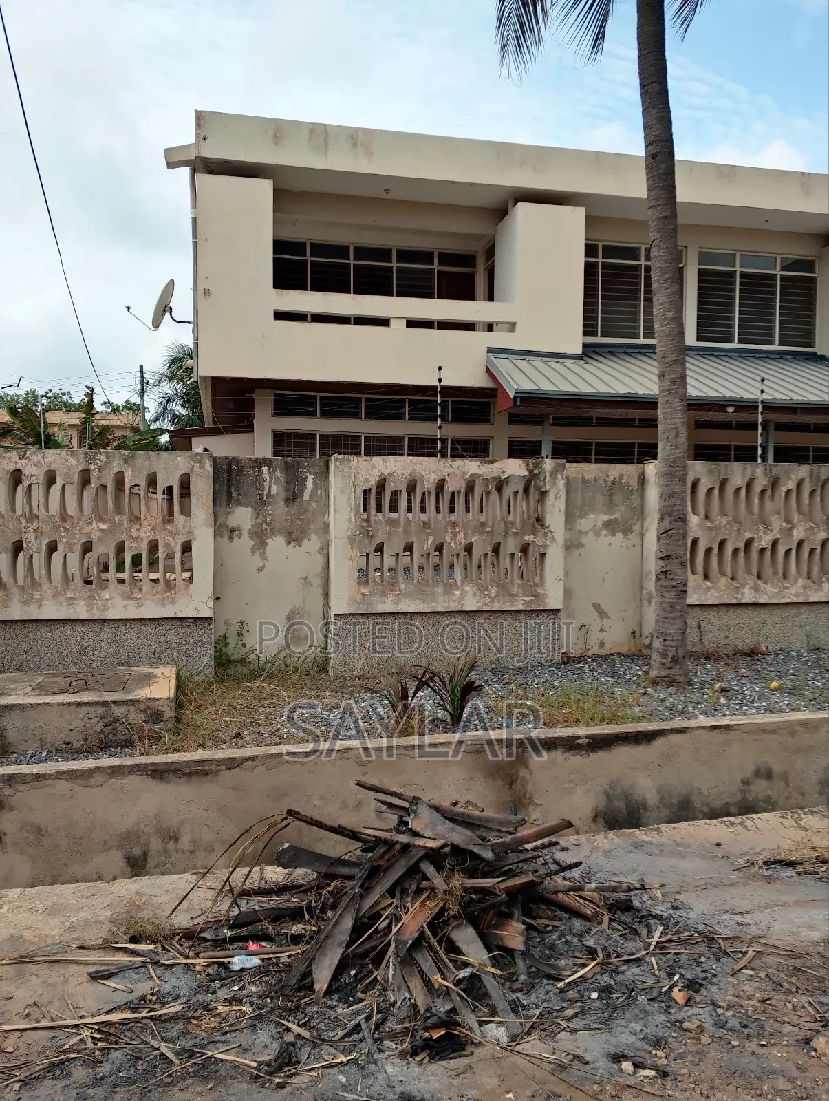 5bdrm Mansion in Enjoyy Estates, Tema Metropolitan for sale