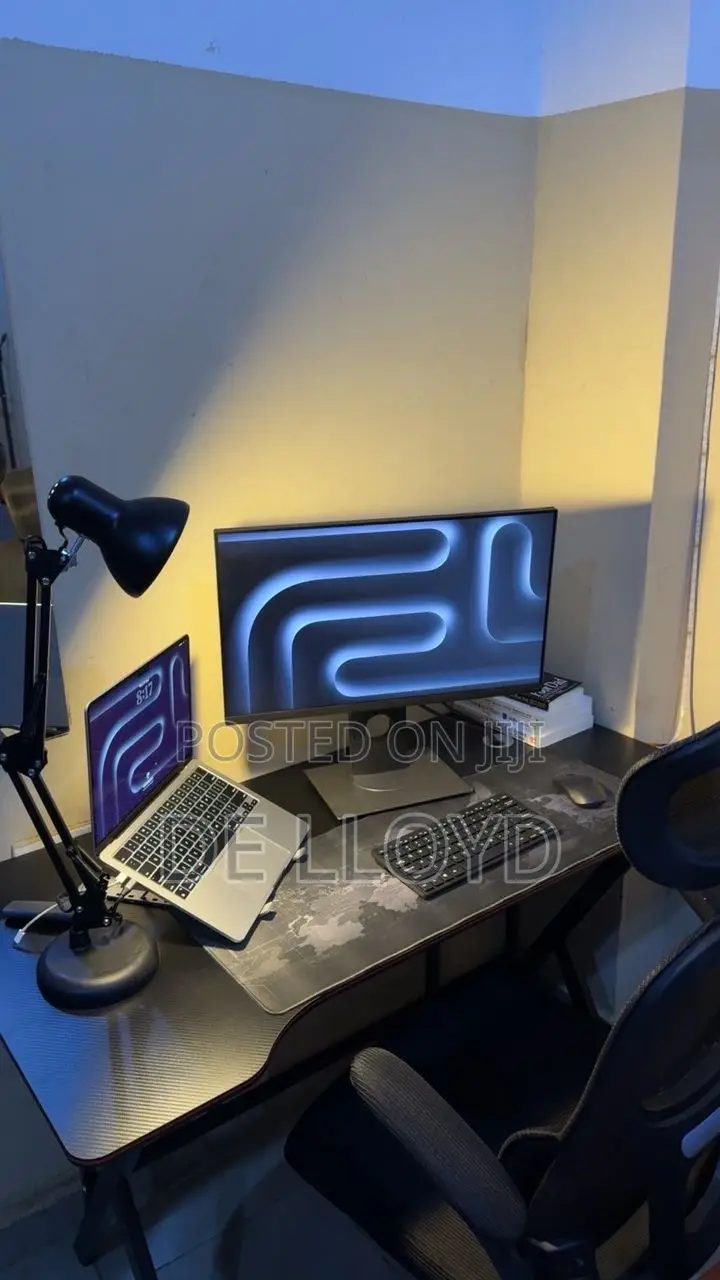 120 Cmtable and Office Chair
