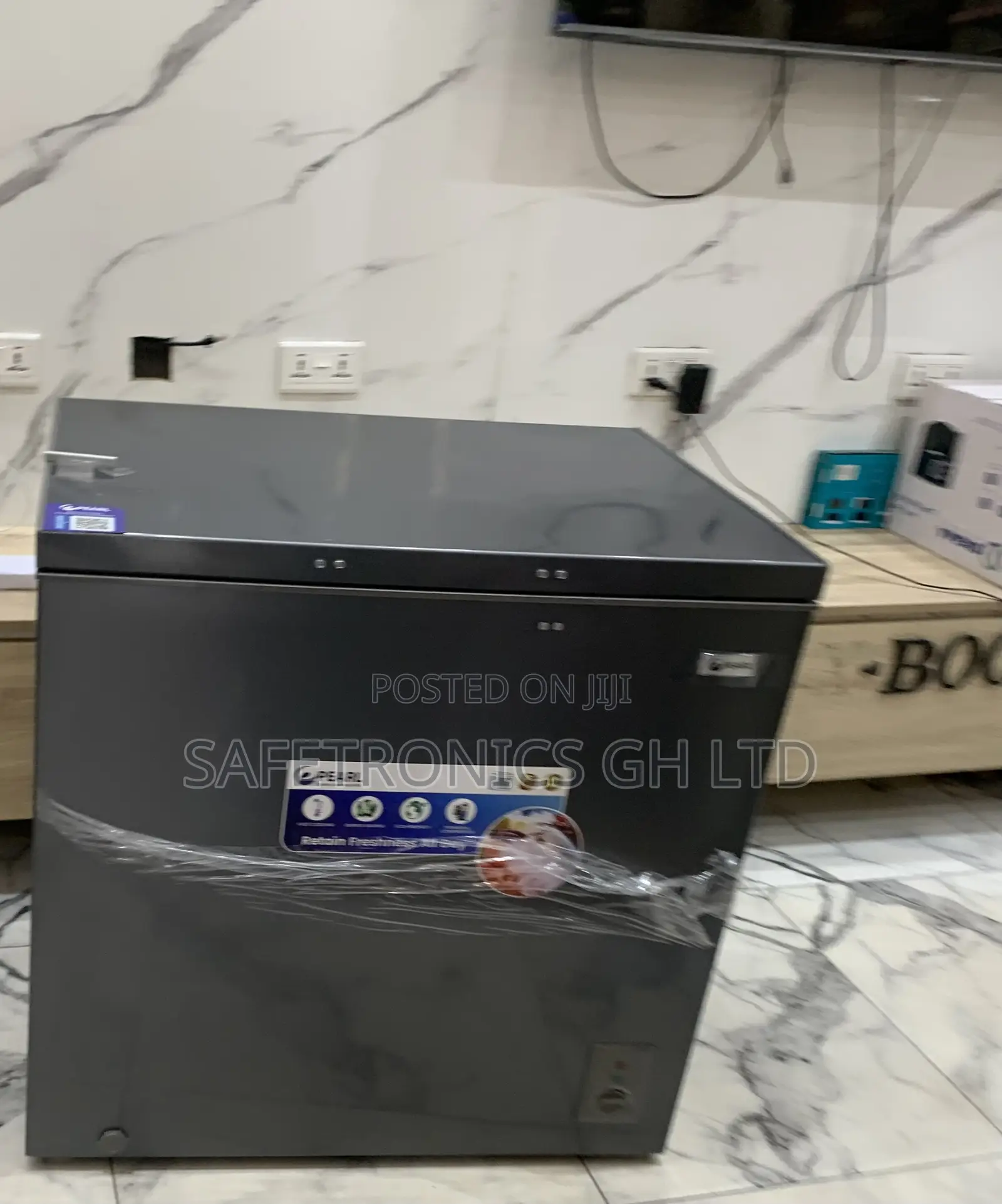 Pearl Lockable 199 Liters 1 Door PCF-2620-13m Glass Lid Freezer