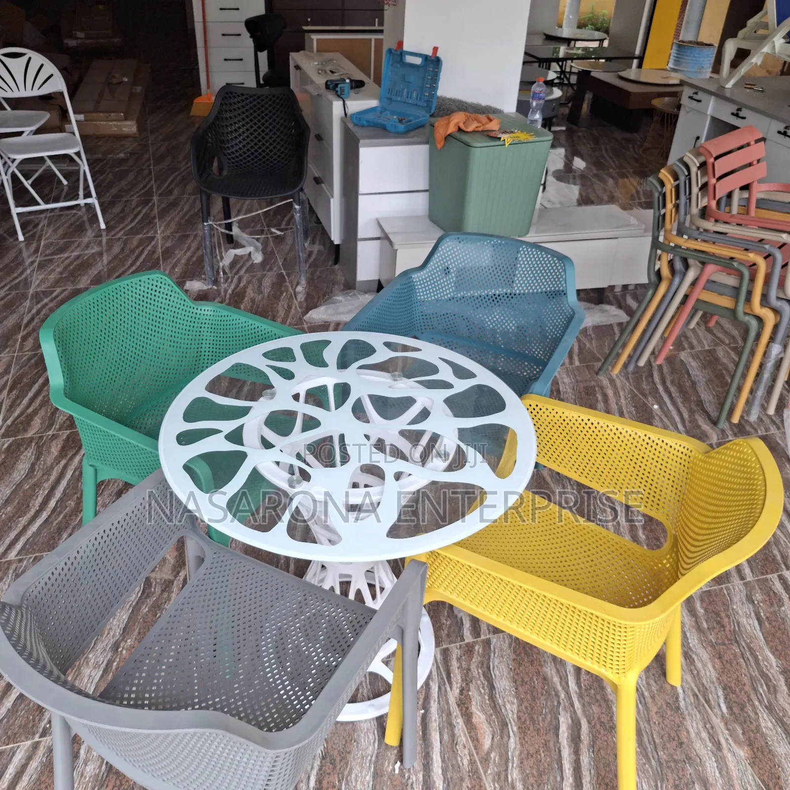Dinning Set With 4 Plastic Chairs