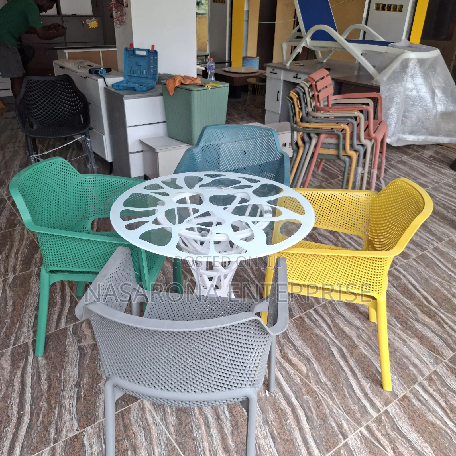 Dinning Set With 4 Plastic Chairs