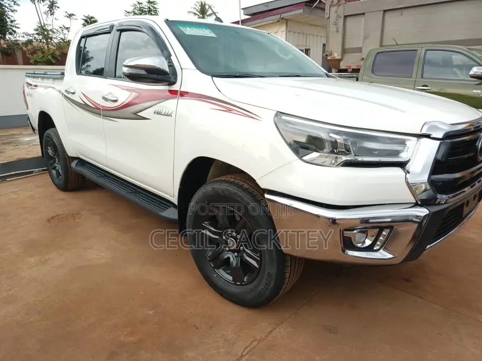 Toyota Hilux 2023 White