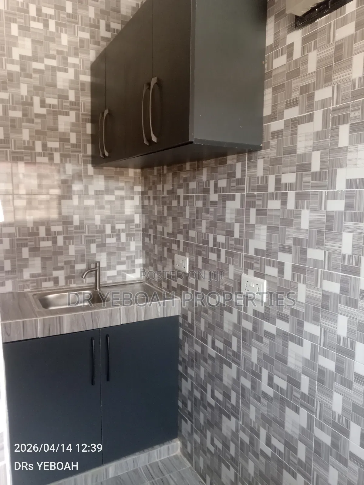 1bdrm Apartment in Spintex Road:- Hall for rent