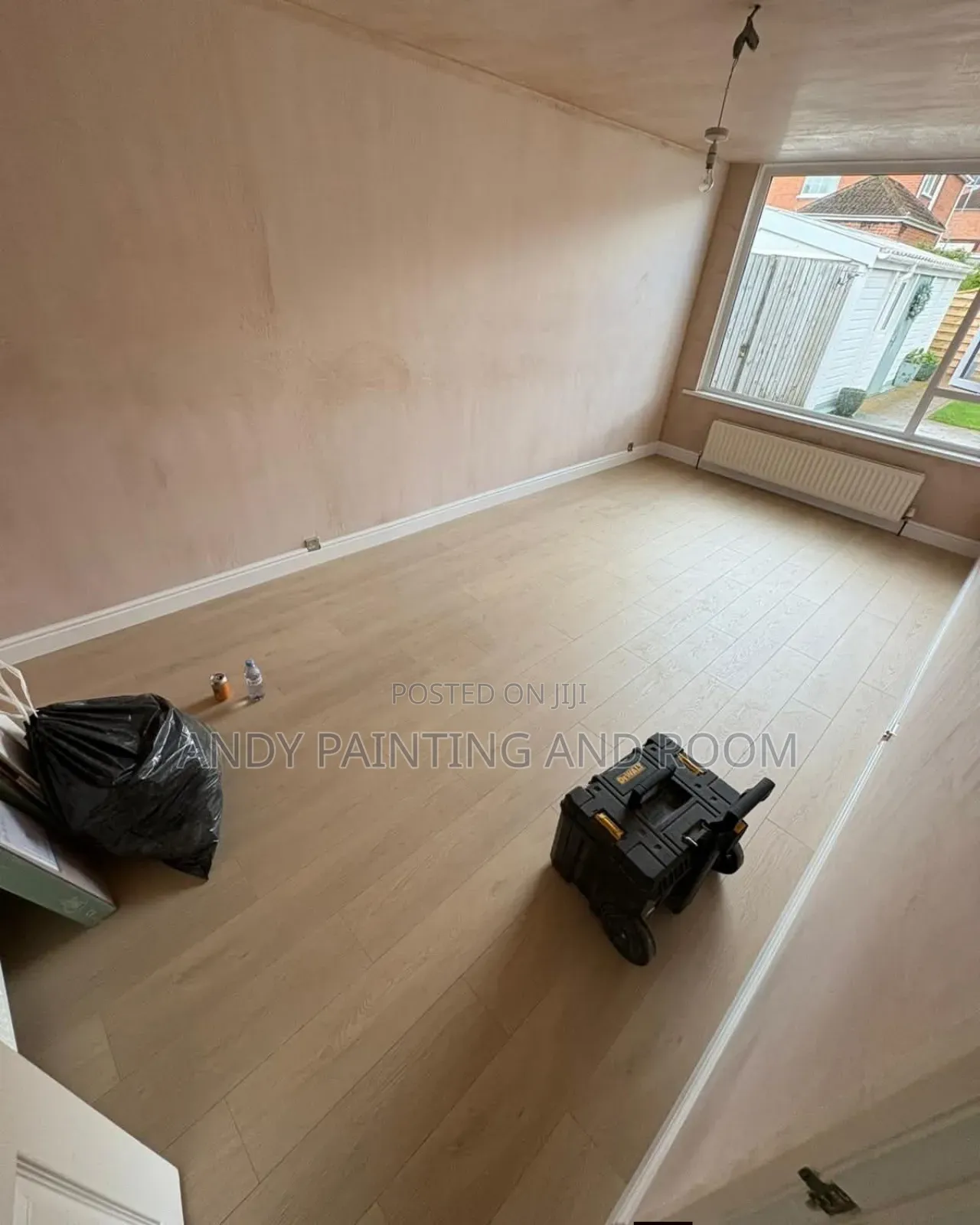 Clean Vinyl Flooring Installer