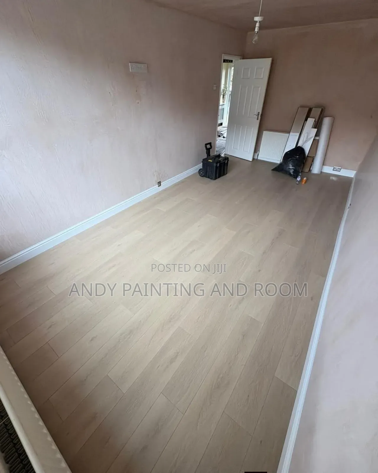 Clean Vinyl Flooring Installer