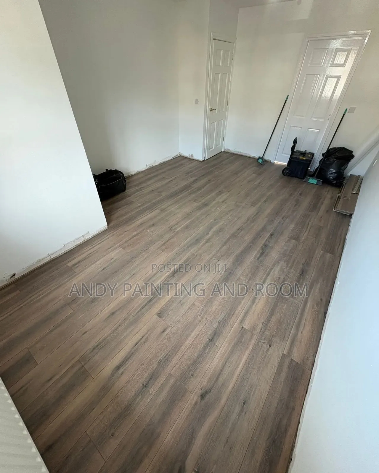Clean Vinyl Flooring Installer