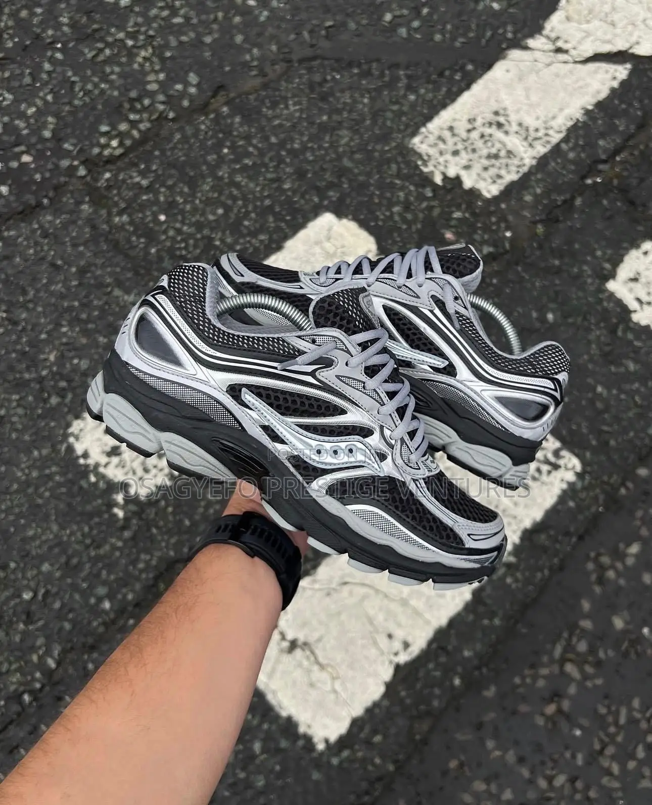 Saucony Progrid Omni 9 Sneaker (Black/Silver)
