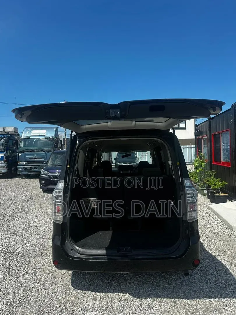 Toyota Voxy 2011 Black
