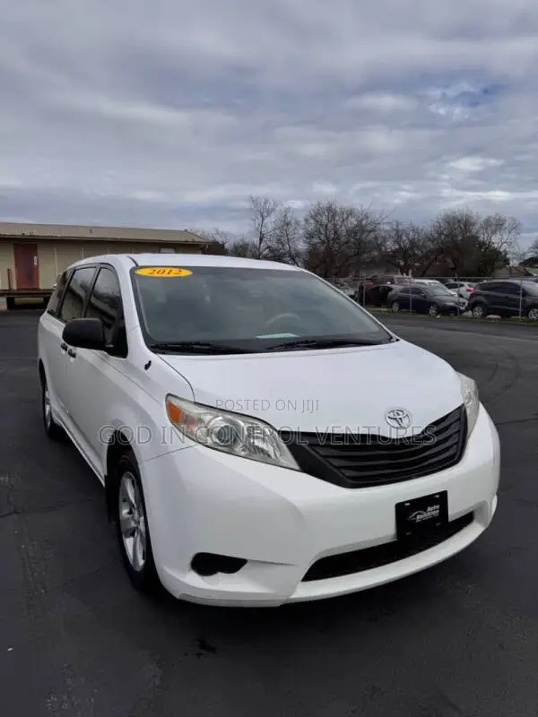 Toyota Sienna 2012 Headlight