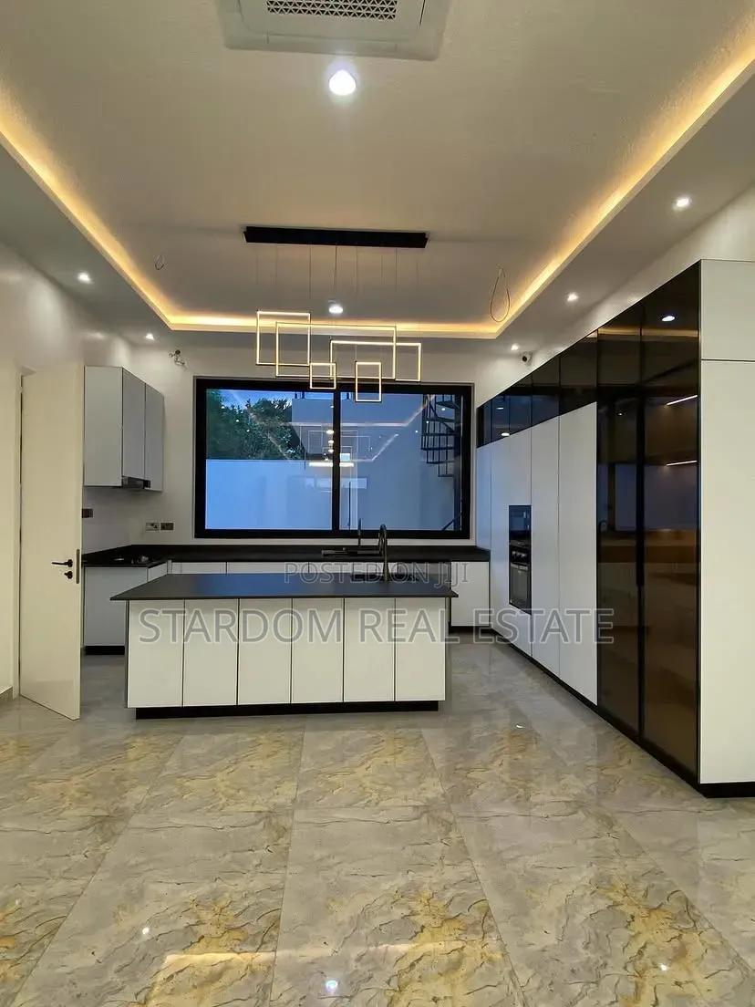 4bdrm Duplex in East Legon, American House for sale