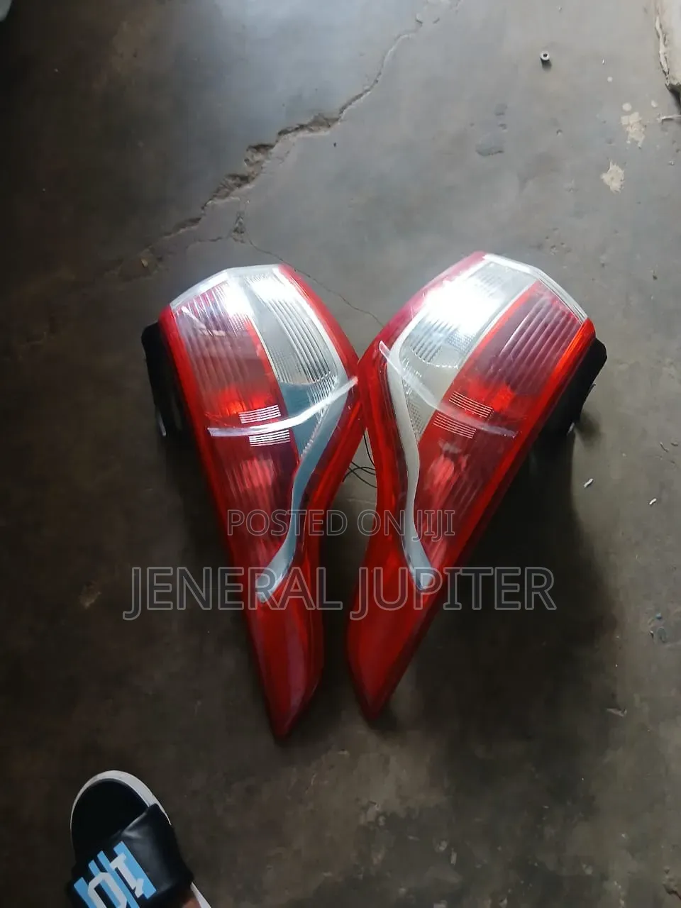 Ford Escape 2013,2014,2015 Tail Light Pair.
