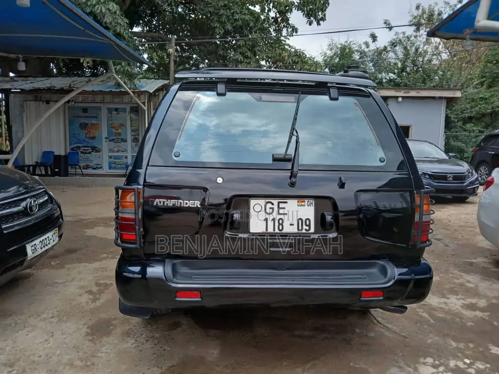 Nissan Pathfinder Automatic 2000 Black