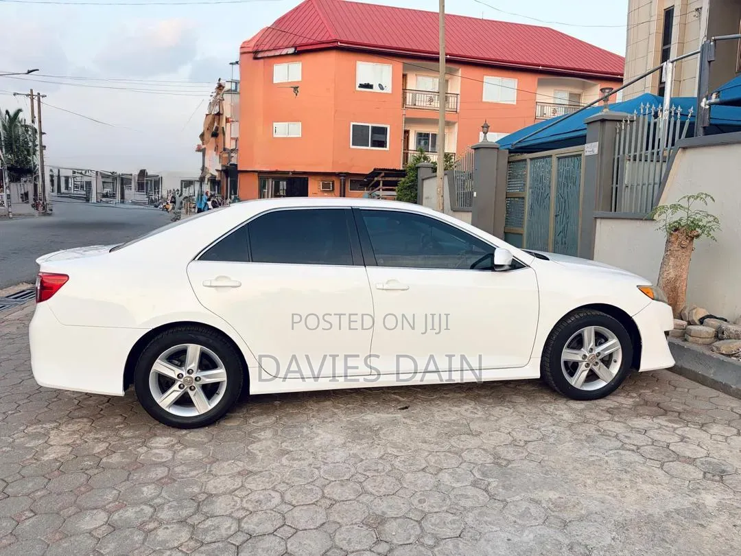Toyota Camry SE 4dr Sedan (2.5L 4cyl 6A) 2014 White