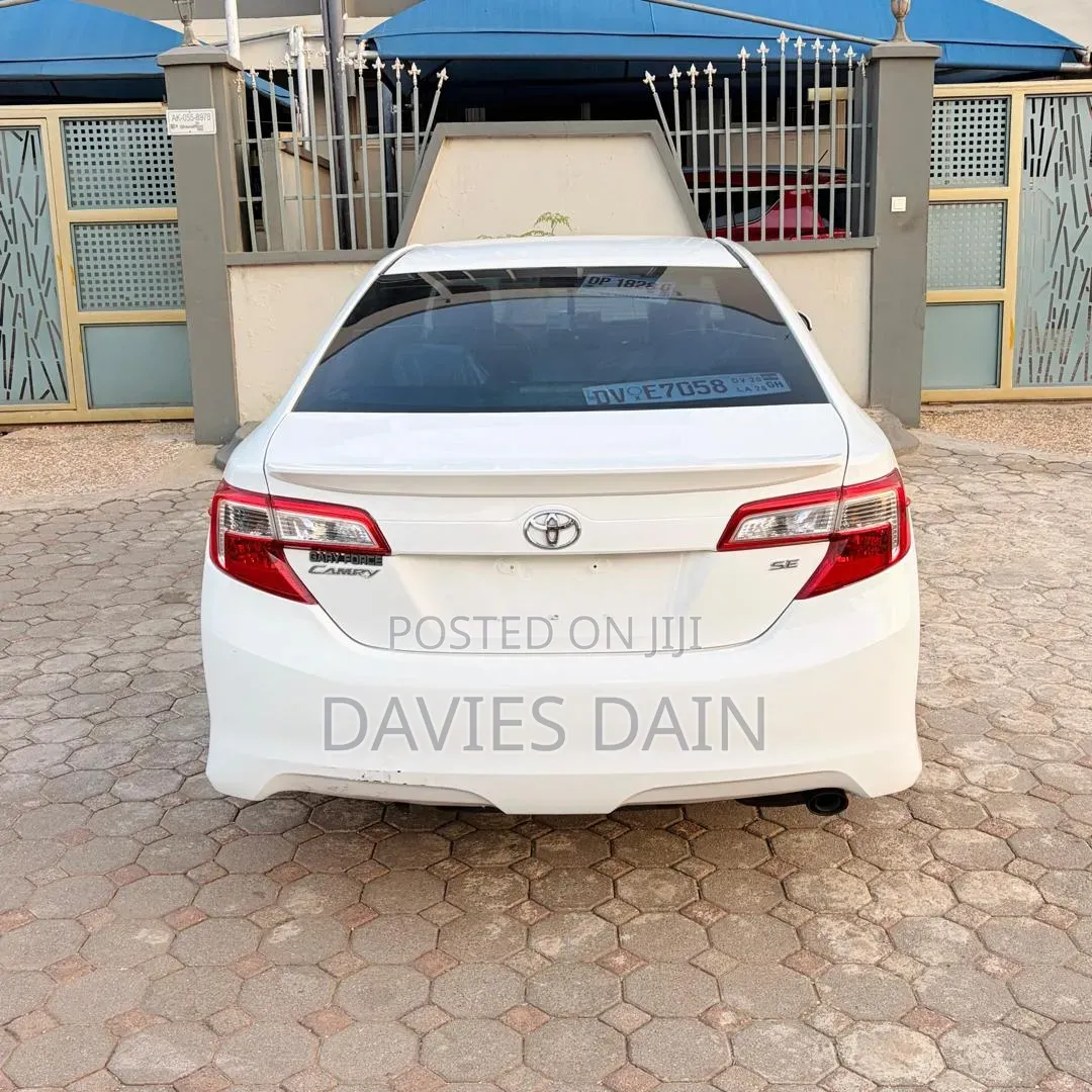 Toyota Camry SE 4dr Sedan (2.5L 4cyl 6A) 2014 White
